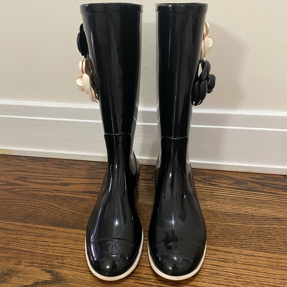 CHANEL Black Rain Boots with Cream Camellia Accent - Picture 8 of 10